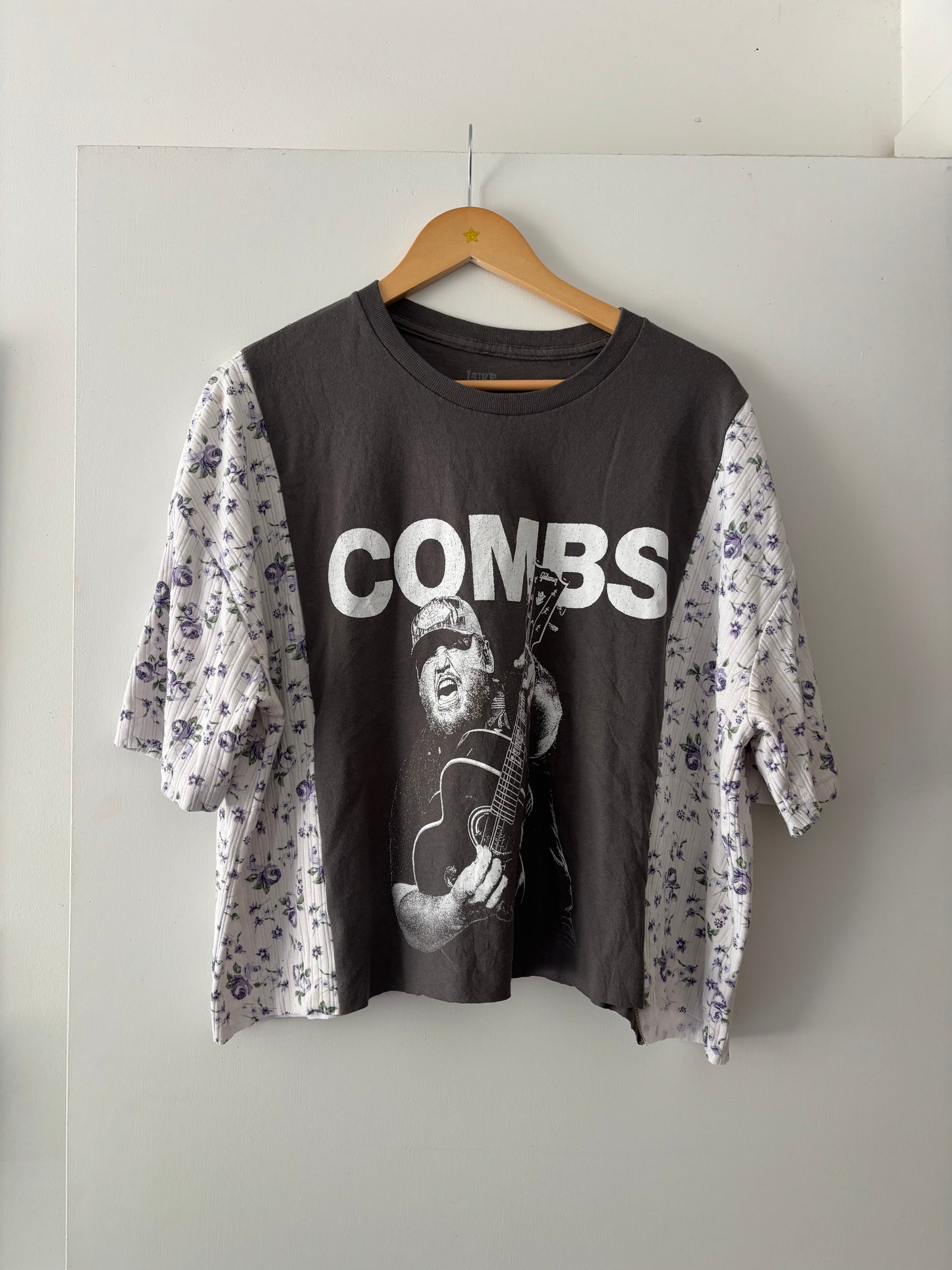 Luke Combs Floral Tee(L)
